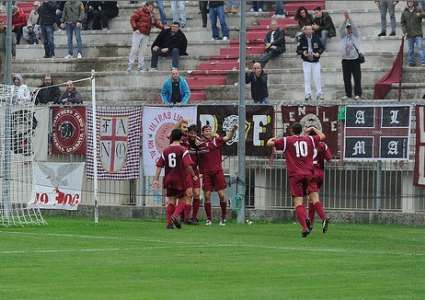 Il tombe des gradins, mais ça va