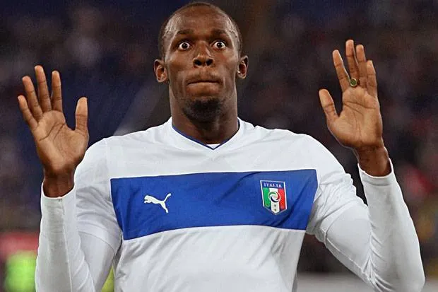 Photo: Bolt enfile le maillot de la Squadra