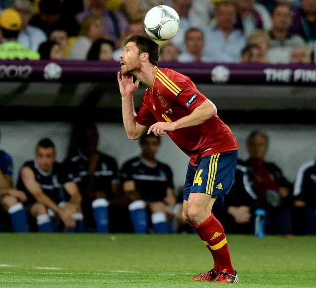 Xabi Alonso rit des critiques