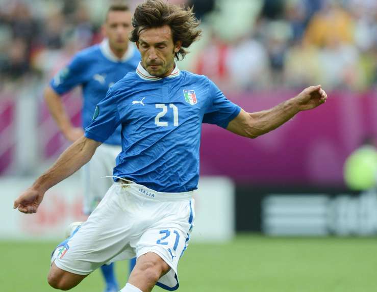 Pirlo le beau, Strinić le rageux