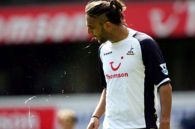 Mido tout proche de la D2 anglaise