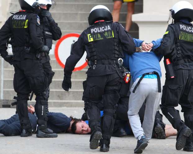 Des hooligans à Varsovie, vraiment ?