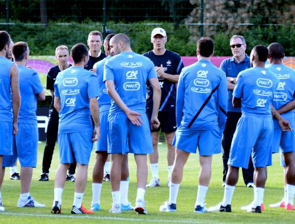 Une minute de silence pour Thierry Roland