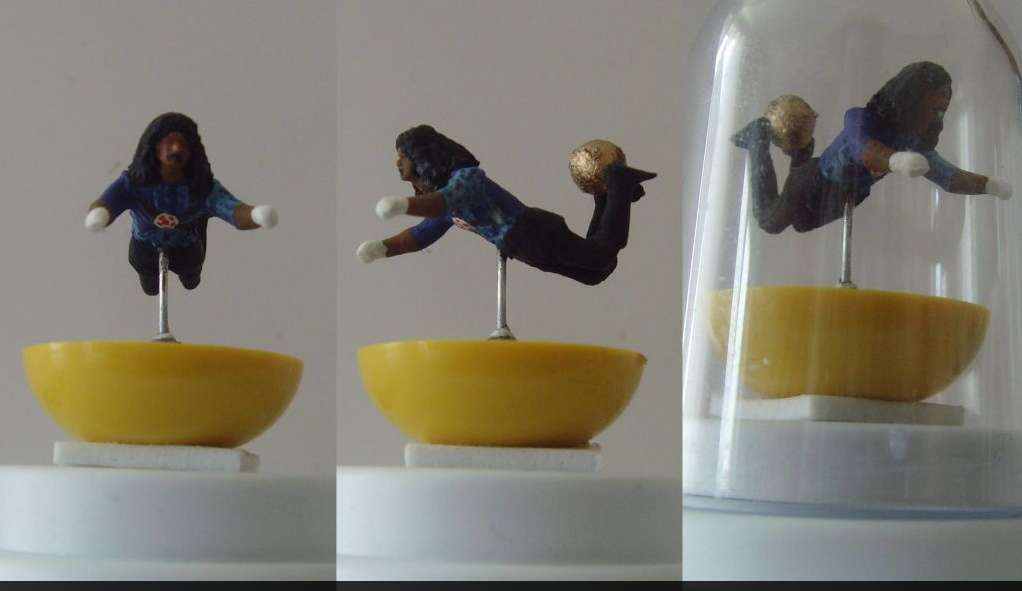 Photo : Higuita et sa miniature