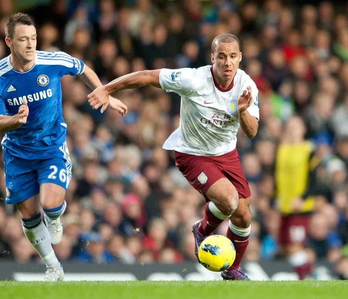 Agbonlahor serrera la main de Terry