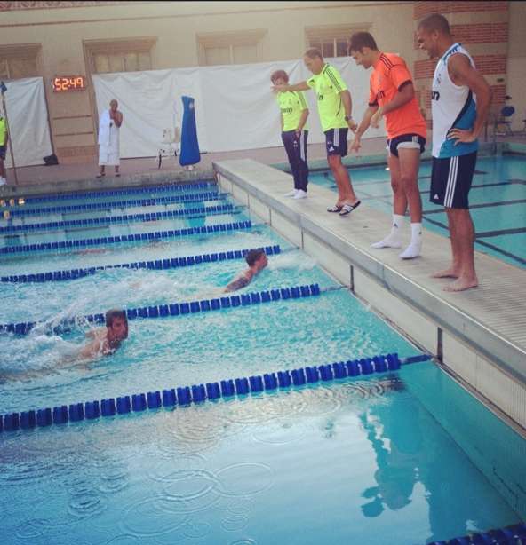 Photo: Ramos bat Coentrão à la nage