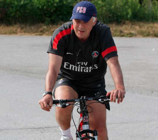 Photo : Petit Carlo à vélo