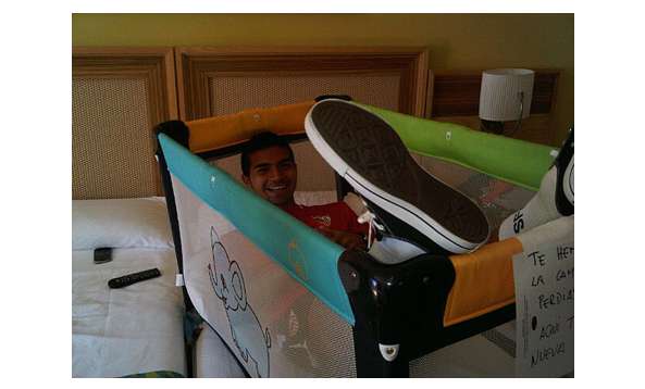 Photo : Le bizut dans un berceau