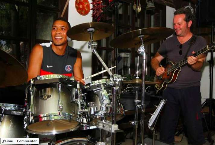 Photo: Hoarau se met à la batterie