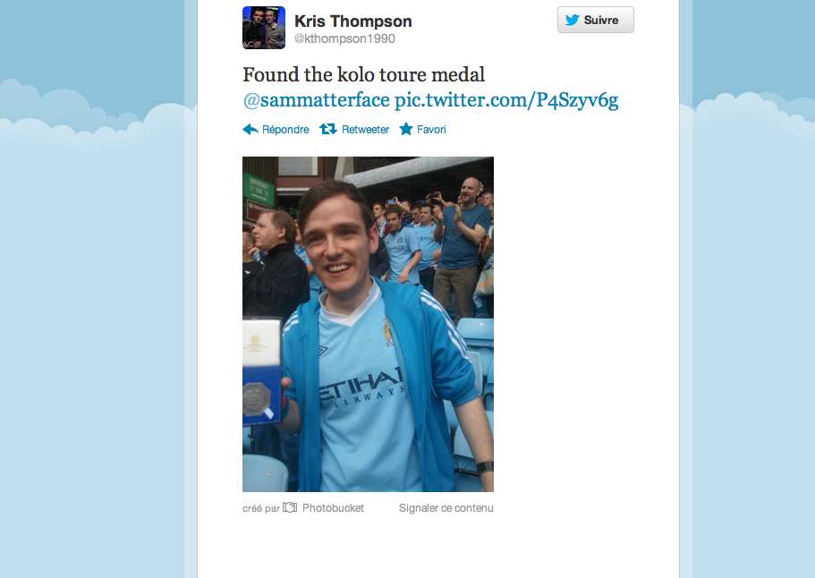 Photo : Kolo Touré donne sa médaille à un supporter