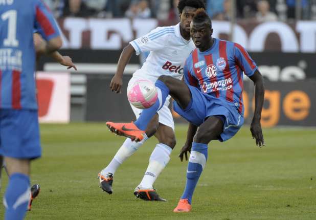 Niang courtisé par Everton