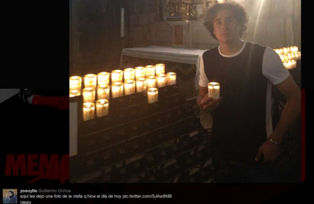 Photo : Ochoa pose un cierge