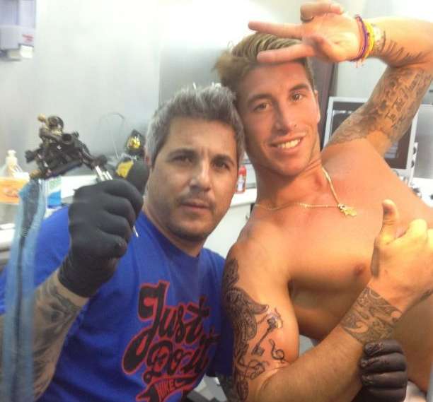 Photo : Ramos et son tatoueur