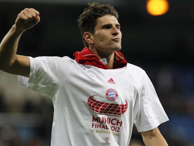 Mario Gomez sur le billard