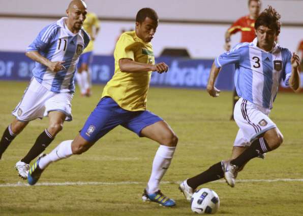 Le PSG grille United pour Lucas Moura