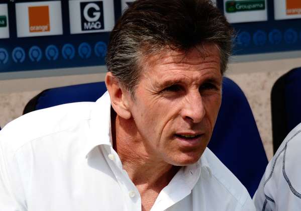 Claude Puel prend un coup de boule
