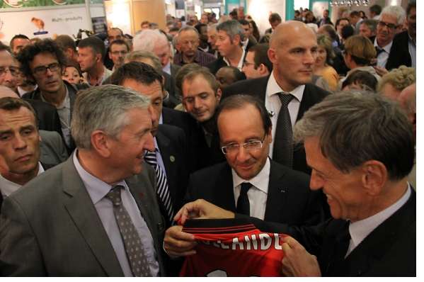 Photo: Hollande avec le maillot de Rennes