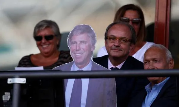 Photo : Président en carton