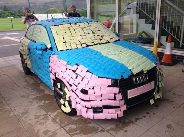 Photo : la voiture post-it du Celtic