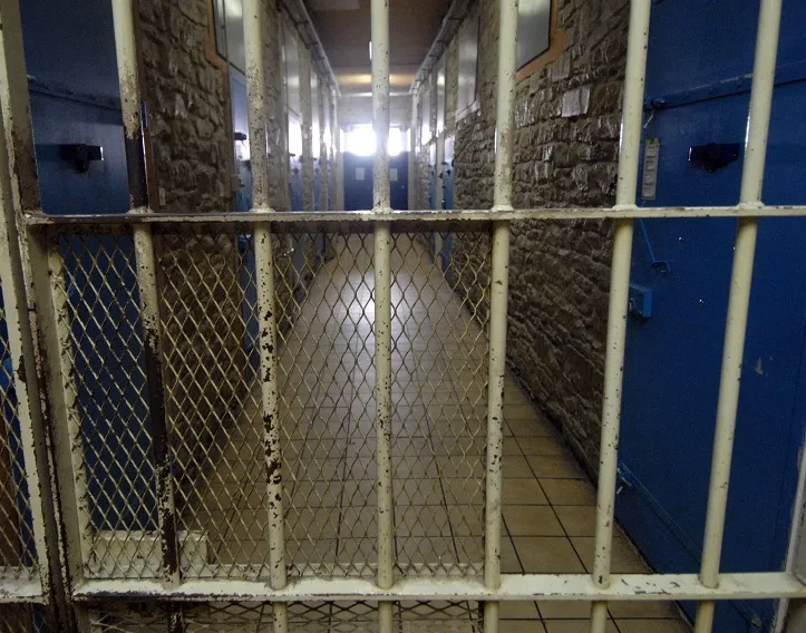 Il signe un contrat en prison