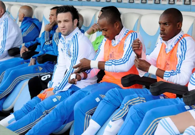 OM-PSG : banquette en bois contre canapé en cuir