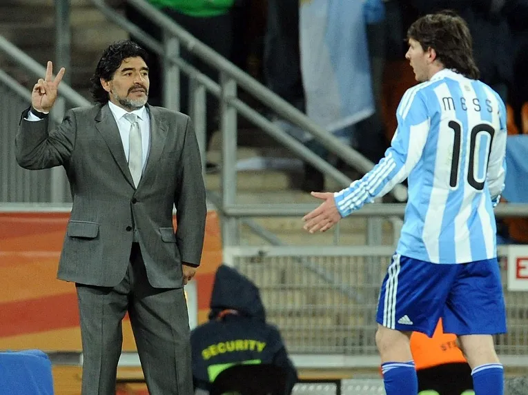 Messi chasse Pelé et Maradona