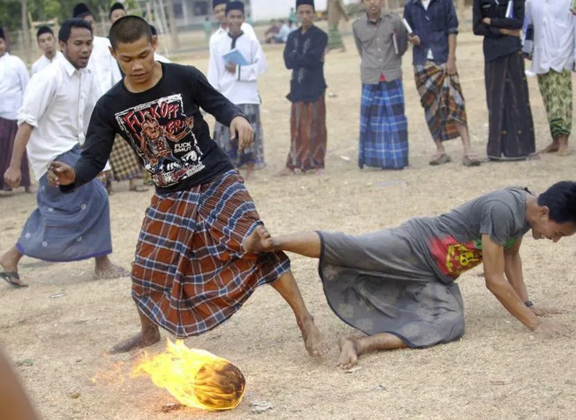 Photo : Ils jouent avec une balle en feu !