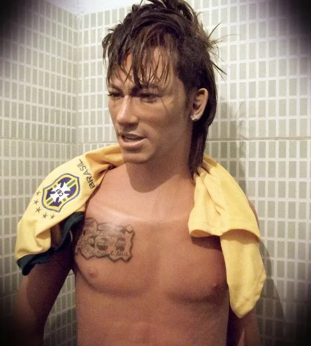 Photo: L&rsquo;horrible statue de Neymar