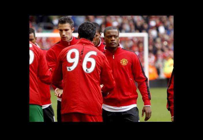 Photo: la poignée de main Evra-Suarez