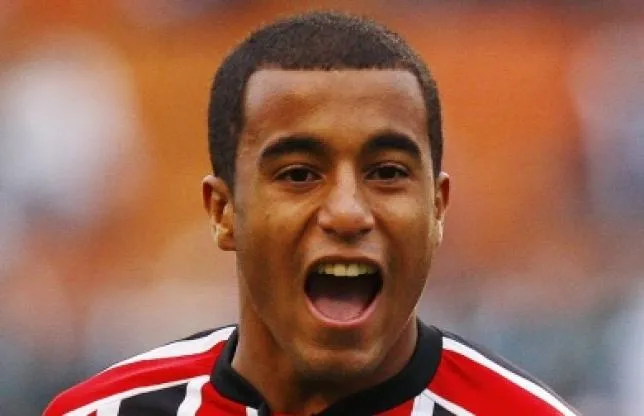 Moura flippe de jouer au PSG