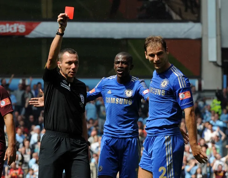 Le football anglais est-il voué à être mal arbitré ?