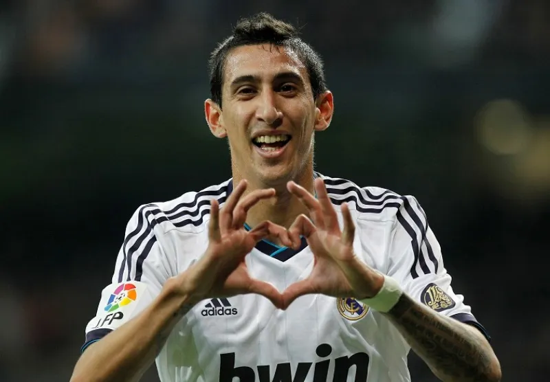 Pourquoi les footballeurs font-ils un cœur avec les doigts après un but ?