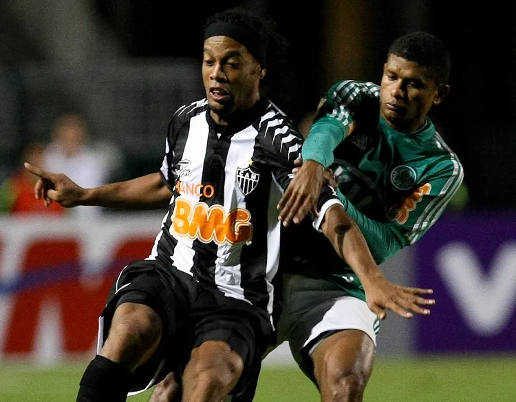 Ronaldinho éclipse Fred