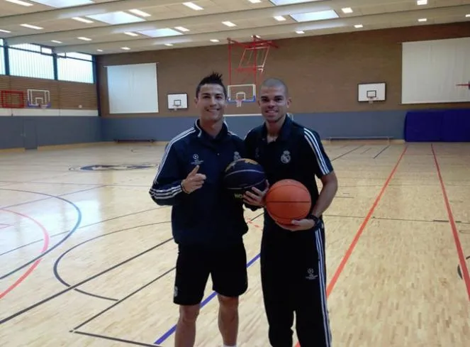 Photo : Cristiano et Pepe au basket