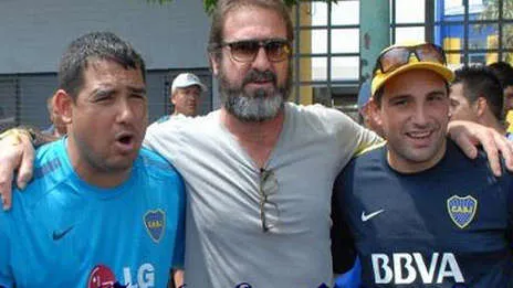 Photo : Cantona avec les fans de Boca Juniors