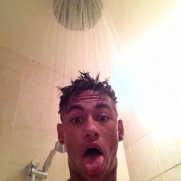 Photo : Neymar sous la douche