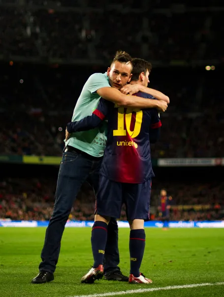 Photo : Un streaker câline Messi