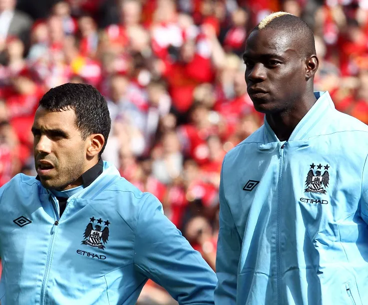 Tévez aide Mario Balotelli