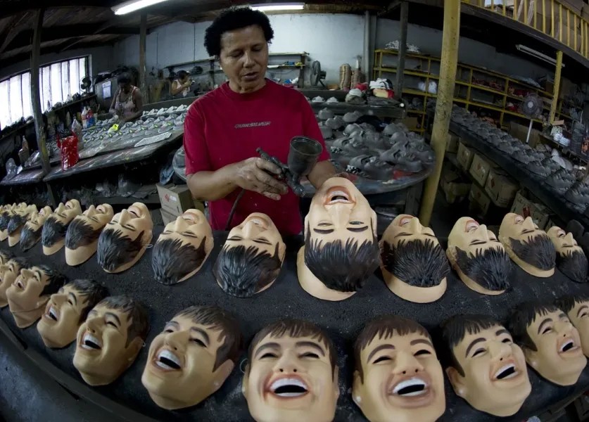 Photo: Les masques de Neymar