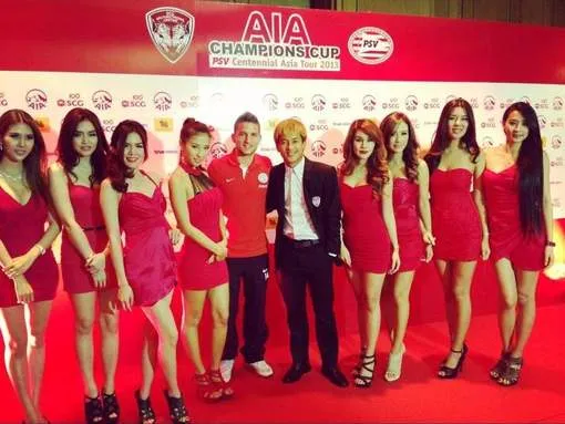 Photo : Dries Mertens bien entouré