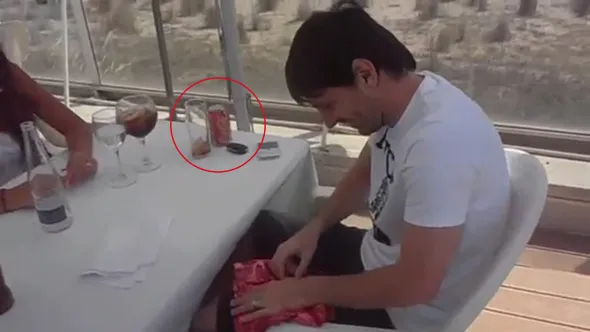Photo: Messi, payé par Pepsi, boit du Coca