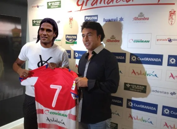 Photo : Falcao signe à Grenade !