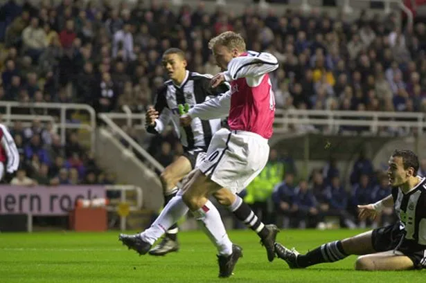 Buts de légende (1er) : Dennis Bergkamp, et même le temps s’arrête