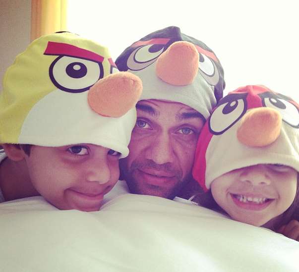 Photo : Dani Alves joue aux «<span style="font-size:50%">&nbsp;</span>Angry Birds<span style="font-size:50%">&nbsp;</span>»