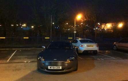 Photo: La présidente offre son Aston Martin