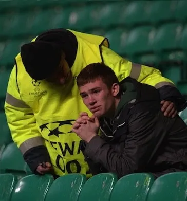 Photo: Un steward console un fan
