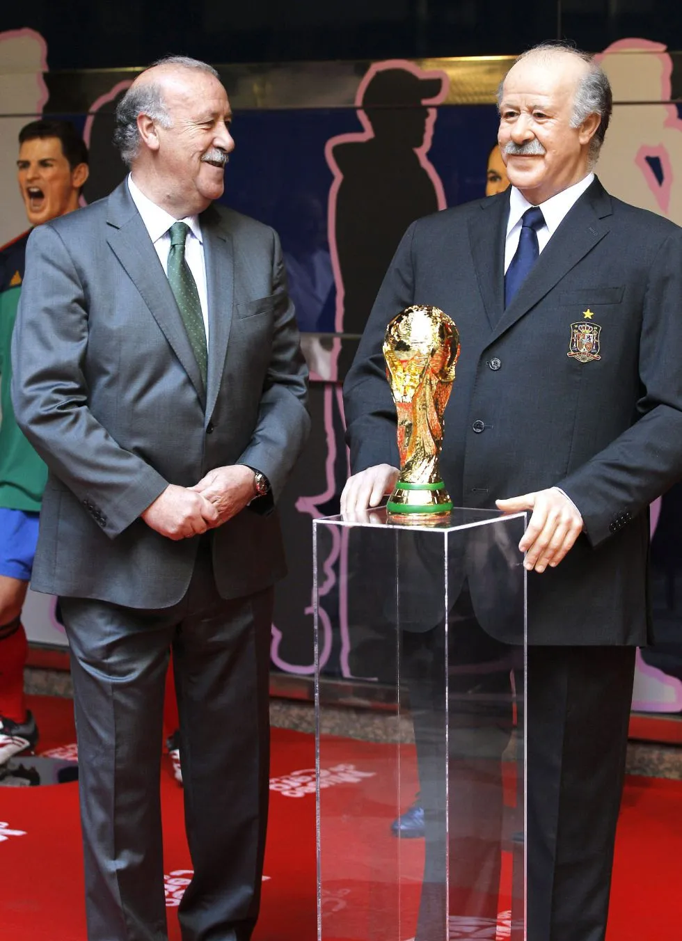 Photo : Del Bosque et sa statue de cire