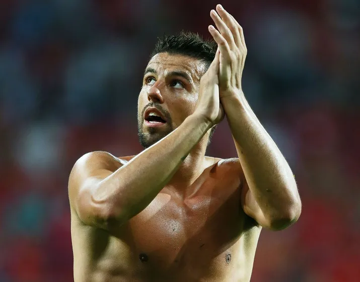 Baros en remplaçant de Milito ?