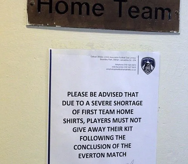Photo : restriction de maillots à Oldham