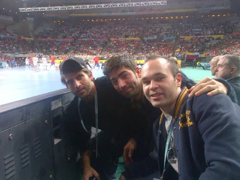 Photo : Iniesta se met au hand